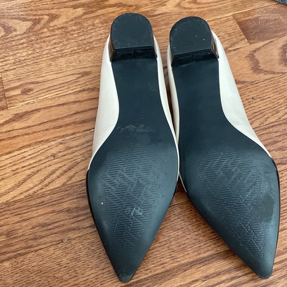 Tahari pontes toe, two-tone beige and black low-heel pump - Picture 4 of 4